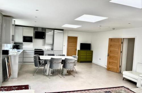 Hale House | 4 Bedroom Home Edgware Ground Floor