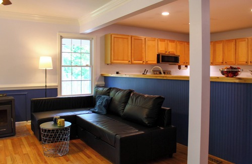 Kabletown House | 4-bedroom house close to Shenandoah River and VA wineries - WiFi, AC, trampoline