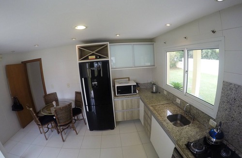 Porto da Lagoa House | 4-bedroom house in a gated community with an ecological trail to the beach.