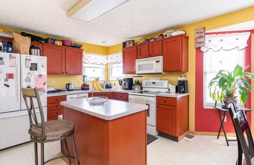 West Columbus House | 4-bedroom house in charming Grove City with AC/Entire home in Grove City, Ohio