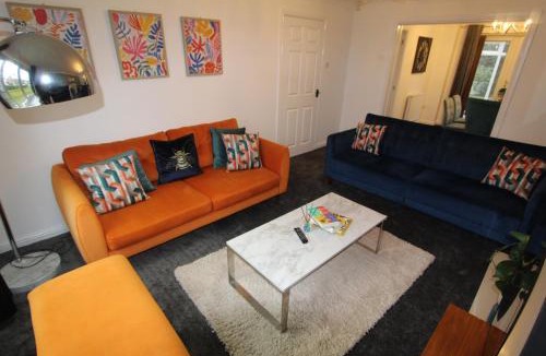 Wythenshawe House | 4 Bedroom House Near Manchester Airport, Trafford Centre with Free Parking
