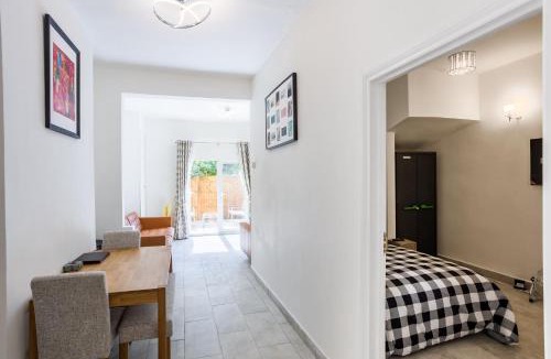 Cricklewood House | 4 bedroom house with Garden, Parking & 3 mins Walking Distance from Train Station