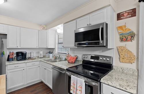 Perry House | 4 bedroom, King Bed, 4 min to Fairgrounds, TVs in all Rooms