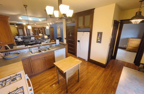 Clare Condo | 4-bedroom spacious Loft in Historic Downtown Clare - Extended family Suite
