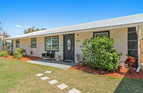 Stuart House | 4 bedroom Tropical Getaway with optional Pontoon Tours