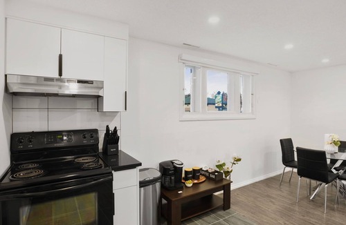 Northwest Calgary House | 4 Beds |2 Baths |King Beds|Close to U of C & Nose Hill Park
