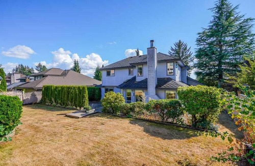 Fleetwood House | 4 Beds 3 Bath unique family home in prestigious neighbourhood nearby mall & park