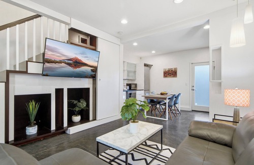 Squire Park House | 4 Beds Modern Capital Hill Townhome Walk to Seattle University