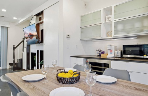 Squire Park House | 4 Beds Modern Capital Hill Townhome Walk to Seattle University