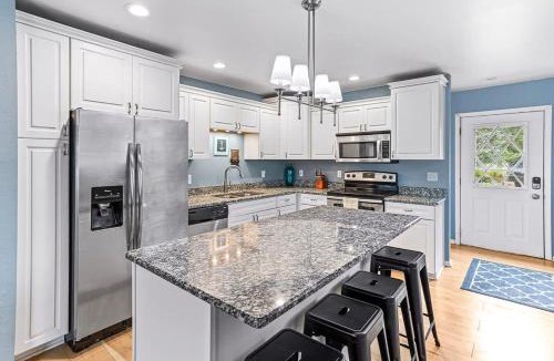 East Lansing House | 4 BR 2 BA Peaceful Getaway Year Round on Park Lake