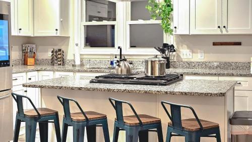 High Point House | 4 BR - King beds - perfect for HPU, Furniture Market, Greensboro, Winston