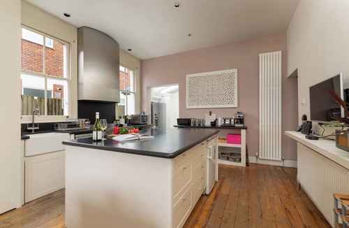West Ealing House | 4 BR LONDON HOME WITH PARKING. SLEEPS 8. 4 STOPS TO HEATHROW AND CENTRAL LONDON