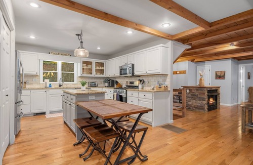 Blue Ridge House | 4 BR on Toccoa River, Hot Tub, Fish/Tube from deck! Firepit, Pool Table, Dogs ok