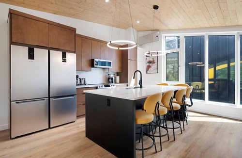 Teepee Town House | 4 BR with Epic Mountain View, Hot Tub, Garage EV Port, Super High Ceiling