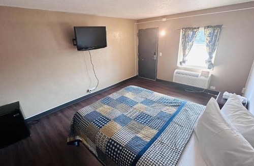 Fort Wayne Hotel | 4 Bright Queen Rooms Perfect for Exploring Fort Wayne Sites
