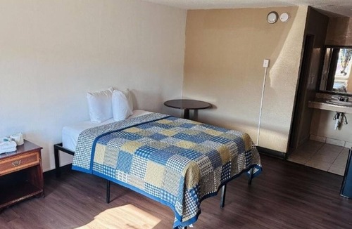 Fort Wayne Hotel | 4 Bright Queen Rooms Perfect for Exploring Fort Wayne Sites