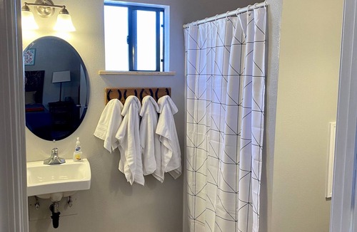 Glenwood House | #4 Casita Lobo Magico at the Catwalk, 1 BdRm ADA w Kitchen