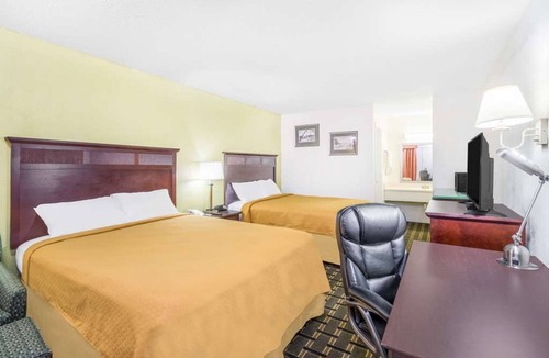 Lookout Valley Neighborhood Association Hotel | 4 Chattanooga Escape Near Ruby Falls w/Two Queens and Outdoor Seasonal Pool