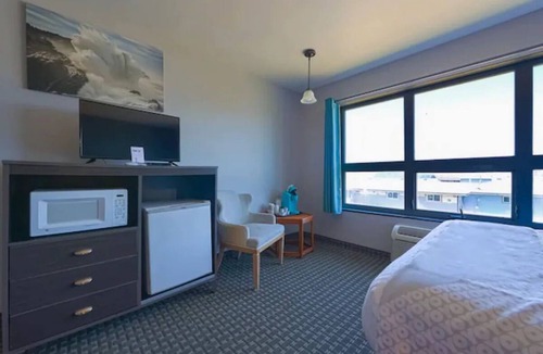 Newport Hotel | 4 Clean Partial Ocean View Rooms Near Devils Punch Bowl for Adventure Lovers