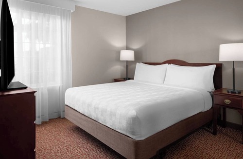 Hillsboro Hotel | 4 Comfortable Suites w/Fireplace & Separate Living Space – Near Intel Campus