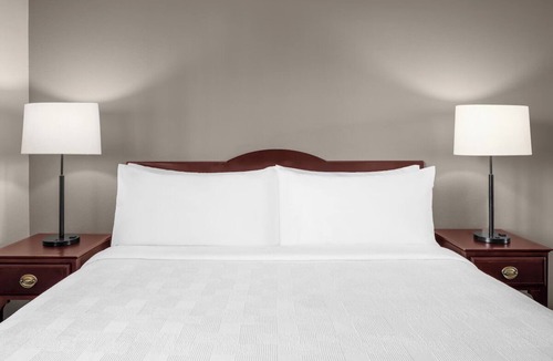 Hillsboro Hotel | 4 Comfortable Suites w/Fireplace & Separate Living Space – Near Intel Campus