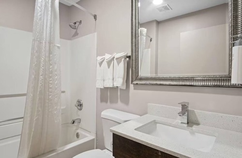 Blue Springs Hotel | 4 Contemporary Rooms Near Sports Venues – Your Gateway to Kansas City