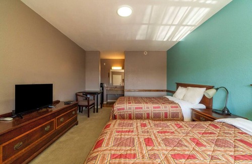 Sweet Home Hotel | 4 Convenient Rooms Perfect for Weekend Getaway near Yoakum Heritage Museum