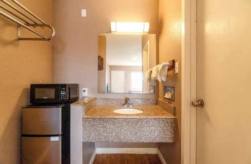 Sweet Home Hotel | 4 Convenient Rooms Perfect for Weekend Getaway near Yoakum Heritage Museum