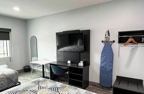 Southeast Houston Hotel | 4 Conveniently Located Pet-Friendly Rooms | Steps to Local Dining & Restaurants