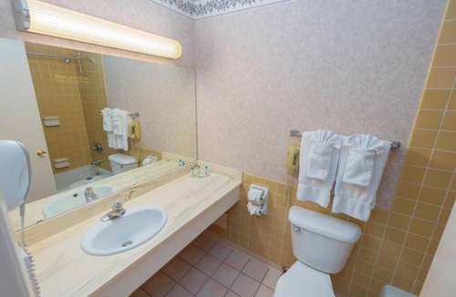Raisin Hotel | 4 Cozy Queen Units w/Gym Access, Onsite Dining & Free Shuttle!