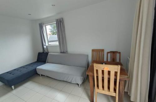 Mount Albert Ski Chalet | 4 Double Beds and 2 Single Sofa Beds Chalet B