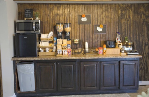 Brownsville Hotel | 4 Inviting 2 Queen Bed Units w/Elegant Touches and Quick Access to Local Sights
