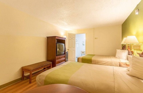 Edgewood Hotel | 4 Inviting Rooms for Budget Travelers w/Laundry On-Site
