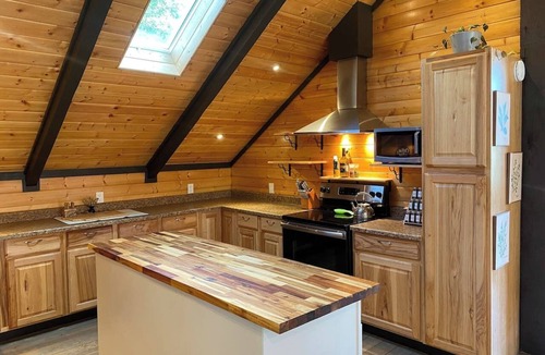 Lime Kiln House | 4 King Beds | 20 Acres | Hot Tub + Private Trail