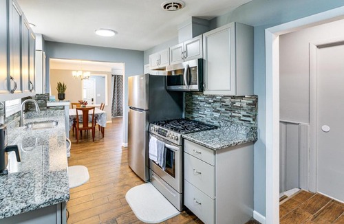 Oak Park House | 4 Mi to Detroit Zoo! Group Retreat w/Private Yard