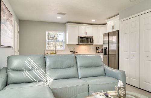 Carver City - Lincoln Gardens Apartment | 4 Mi to Downtown Tampa! Urban Couples Retreat