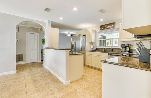 Villas House | 4 Mi to Lakes Park: Family Home in Fort Myers!