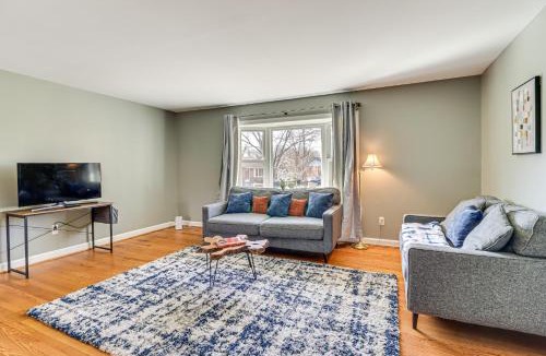 Walker Mill House | 4 Mi to Northwest Stadium: Inviting Home!