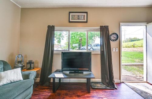 Belpre House | 4 Mi to Ohio River: Quiet Guest House w/Yard!