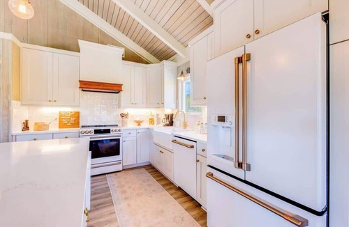 Duck Cottage | 4-Min Walk to Beach | Modern Duck Cottage