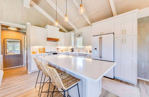 Duck Cottage | 4-Min Walk to Beach | Modern Duck Cottage