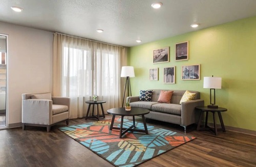 Rockledge Hotel | 4 Modern Rooms with Kitchen for Exploring Florida’s Space Coast & Attractions