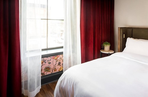 Riverside Hotel | 4 Modern Style Suites at Broadview Ave