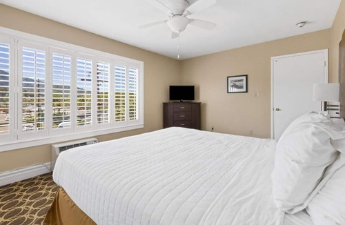 Corte Madera Hotel | 4 Modern Suites Near SF Ferry | Outdoor Pool | Parking | Courtyard | BBQ Area
