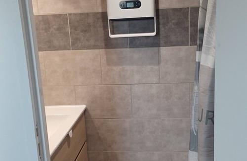 Saint-Pourcain-sur-Sioule Apartment | 4-person 2-bedroom self-contained air-conditioned city center apartment