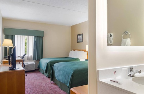 Smithfield Hotel | 4 Pet-Friendly Rooms w/Free Break, On-Site Parking & Outdoor Pool Access!