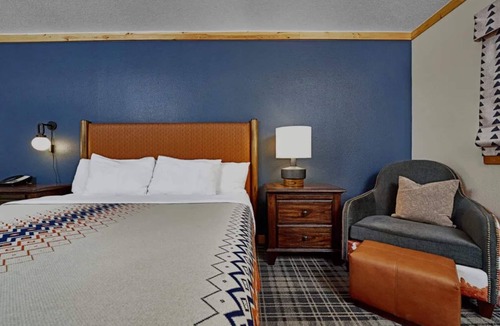 Mammoth Lakes Hotel | 4 Pet-Friendly Units Near Sherwin Lakes, Ideal for Exploring Trails & Mountains