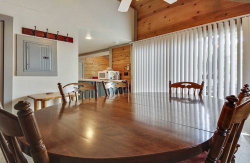 Overlook Park Condo | 4 Pole House-Sunriver, Oregon: BBQ, WiFi, SHARC Aquatics, Tubing Hill, Mt. Bachelor, Golf, Deschutes River, Tennis, Bike Paths