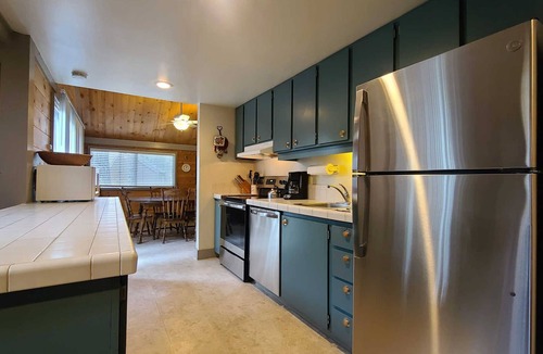 Overlook Park Condo | 4 Pole House-Sunriver, Oregon: BBQ, WiFi, SHARC Aquatics, Tubing Hill, Mt. Bachelor, Golf, Deschutes River, Tennis, Bike Paths