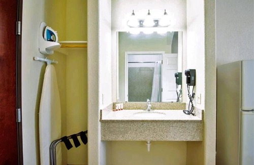 Clute Hotel | 4 Private Rooms Designed for Guests Seeking Comfort & Safety